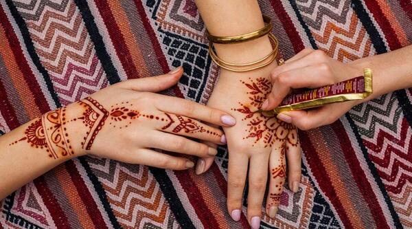 عکس نقش حنا روی مچ دست