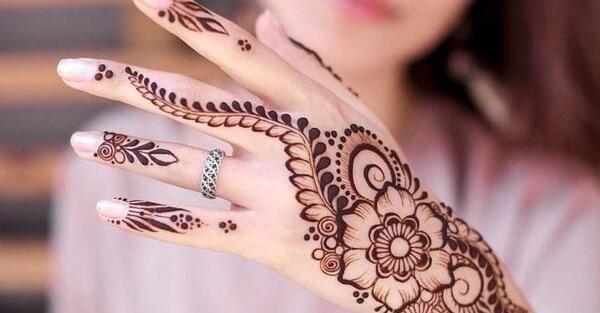 عکس نقش حنا روی مچ دست