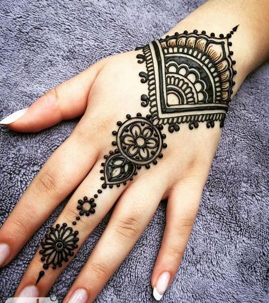 عکس نقش حنا روی مچ دست
