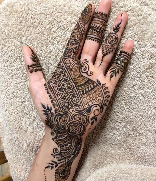 عکس نقش حنا روی مچ دست
