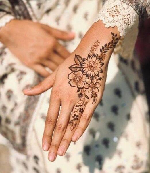 عکس نقش حنا روی مچ دست