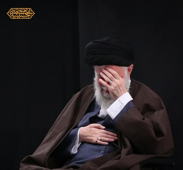 عکس رهبر در اربعین