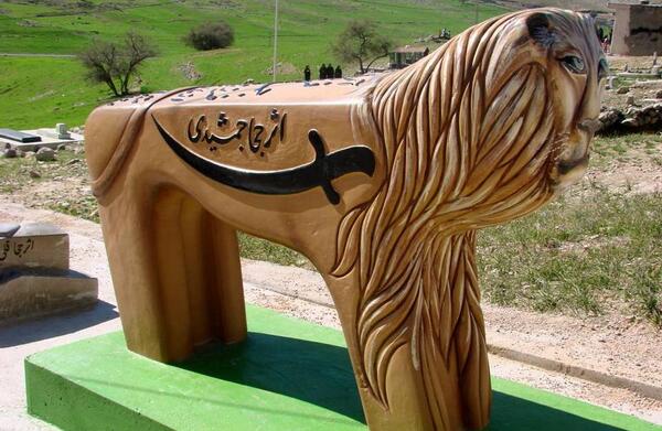 عکس شیر روی سنگ قبر