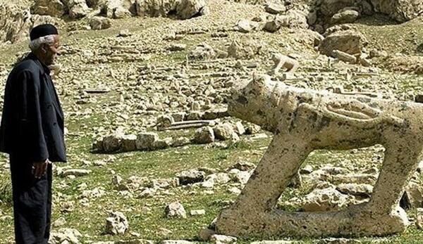 عکس شیر روی سنگ قبر