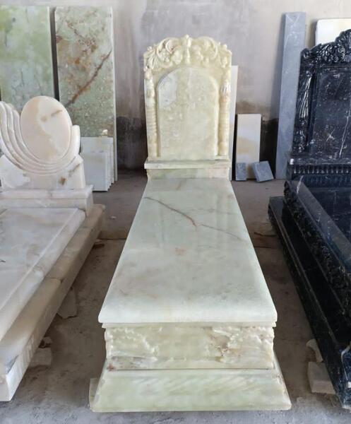 عکس شیر روی سنگ قبر