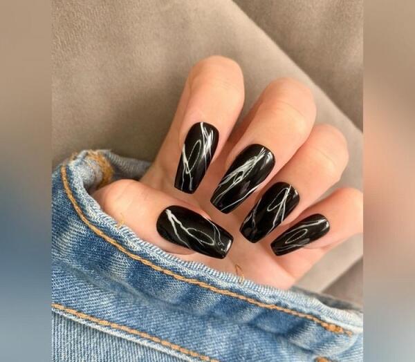 عکس مدل جدید ناخن مشکی طلایی