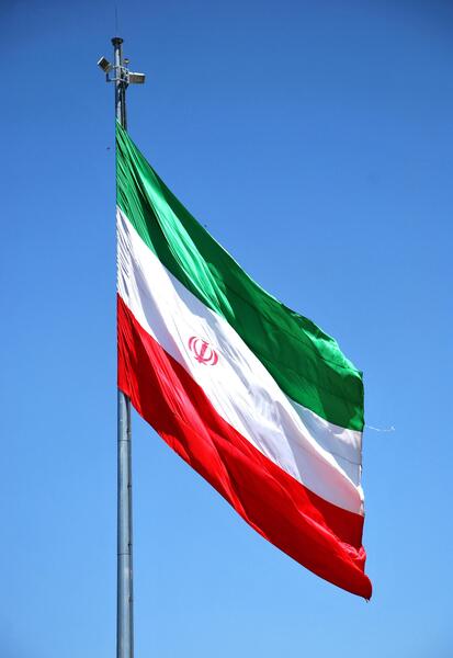 عکس پرچم ایران در طبیعت