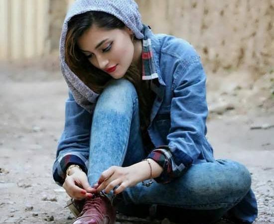 ژست عکس دخترانه روی زمین