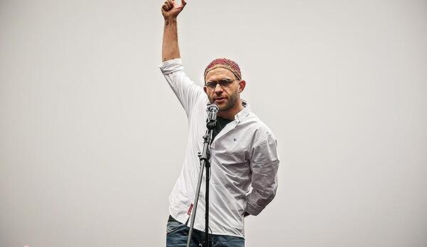 عکس پروفایل ایستاده در غبار