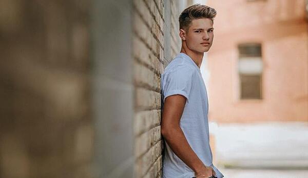 عکس ژست عکاسی مردانه رسمی