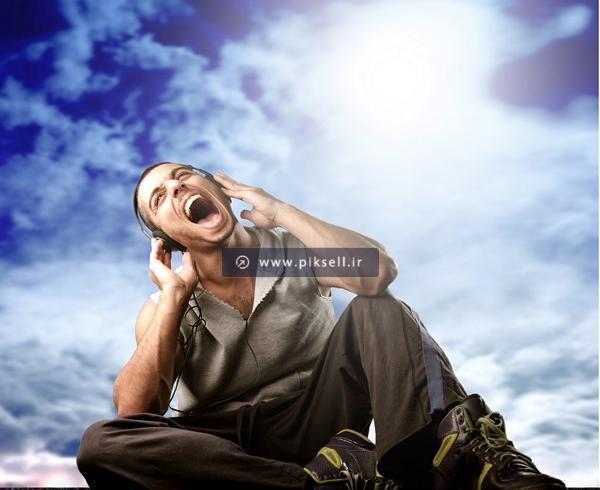 عکس پسر درحال اهنگ گوش دادن