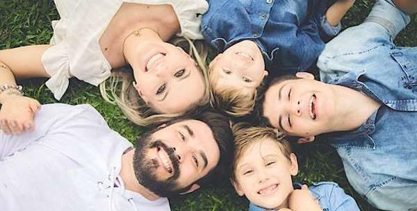 ژست عکس پنج نفره خانوادگی