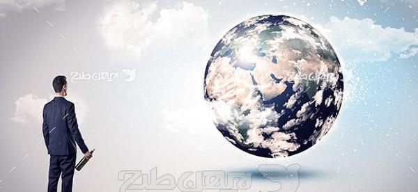 عکس کره زمین در دست انسان