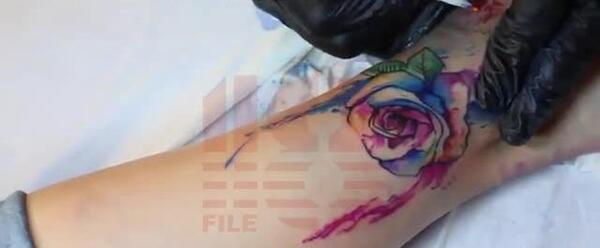 عکس طرح تاتو گل رز روی انگشت