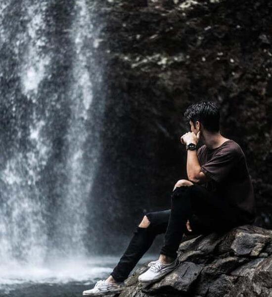 ژست عکس غمگین پسرانه