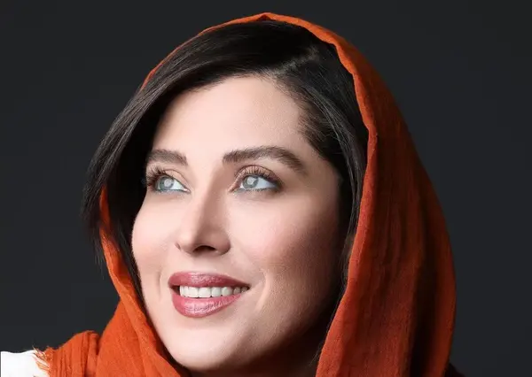 عکس دختر چشم رنگی چادری