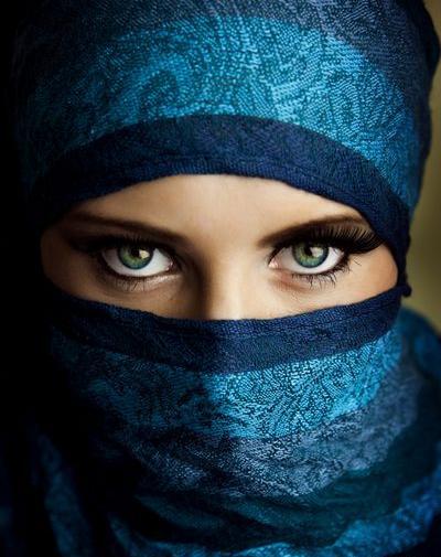 عکس دختر چشم رنگی چادری