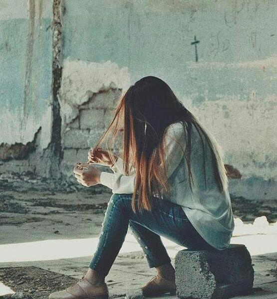 عکس زن غمگین نشسته