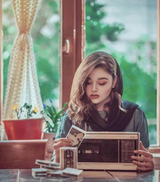 عکس زن غمگین نشسته