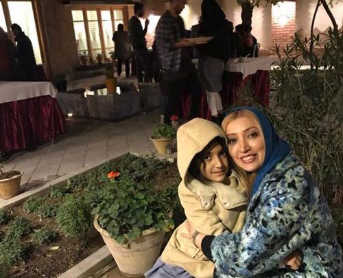عکس نگار عابدی با فرزندش