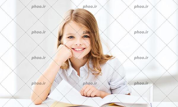 عکس در حال خوندن