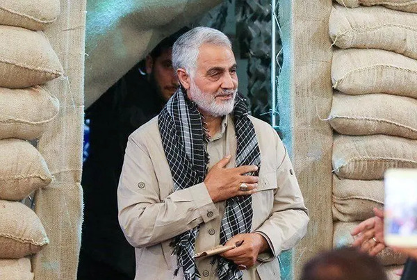 عکس حاج قاسم با بیسیم