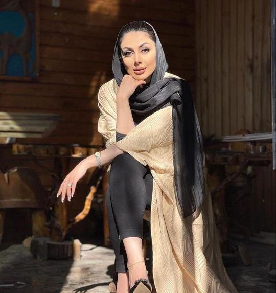 عکس ژست عکاسی دخترانه روی صندلی