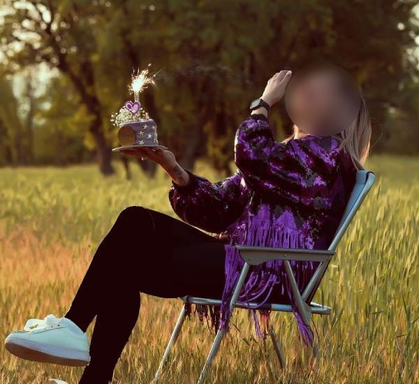 عکس ژست عکاسی دخترانه روی صندلی