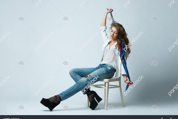 عکس ژست عکاسی دخترانه روی صندلی