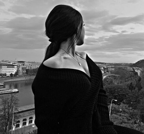 عکس سیاه و سفید از چهره نیم رخ
