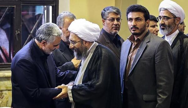 عکس شهید سلیمانی با مادرش