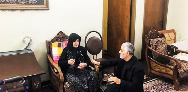 عکس شهید سلیمانی با مادرش