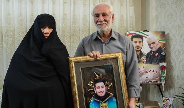 عکس شهید سلیمانی با مادرش