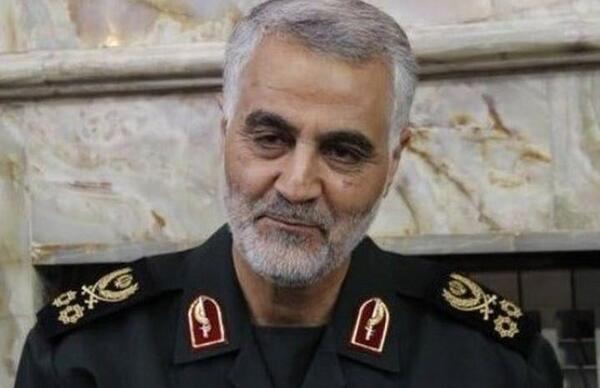 عکس شهید سلیمانی با مادرش