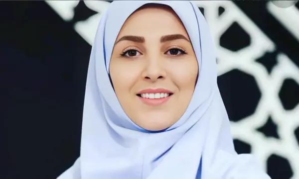 عکس علی صادقی در لباس زنانه مجری اخبار