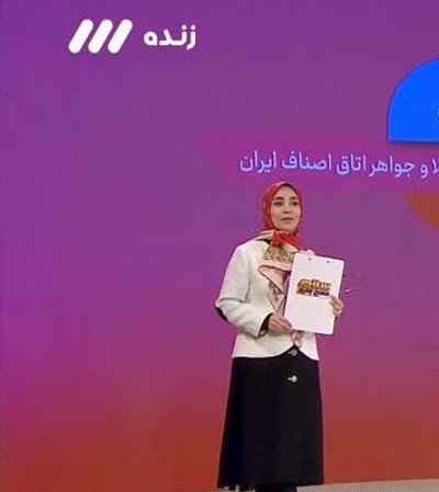 عکس علی صادقی در لباس زنانه مجری اخبار