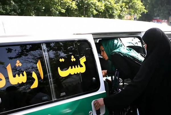 عکس مهسا امینی در مترو