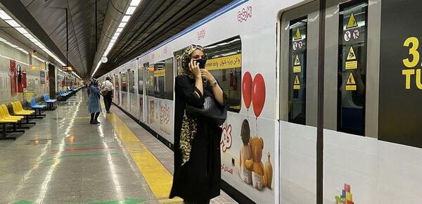 عکس مهسا امینی در مترو
