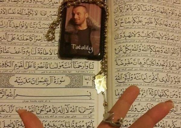 عکس تتلو در حال خواندن