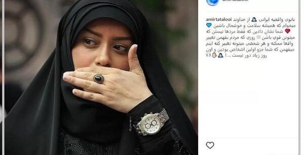 عکس تتلو در حال خواندن
