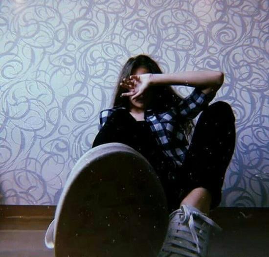 عکس ژست دخترانه در خانه