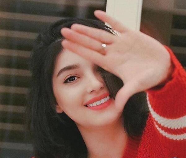 عکس ژست دخترانه در خانه
