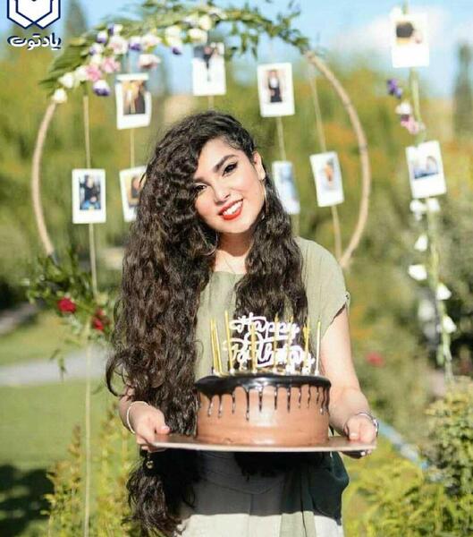 ژست عکس تولد با کیک مردانه
