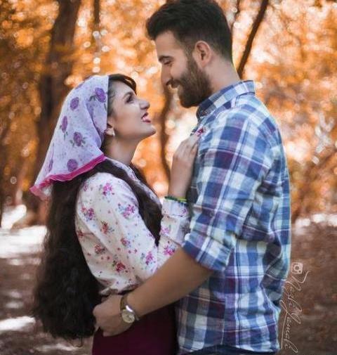 عکس دختر کفشدوزکی در حال بوسیدن