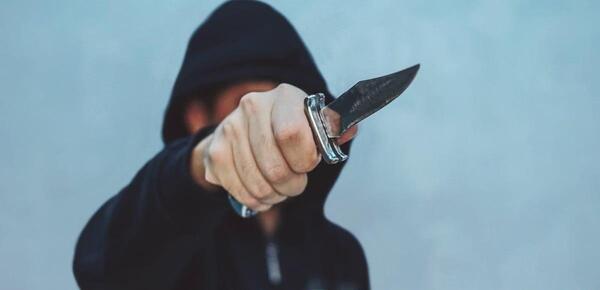 عکس دختر لات با چاقو