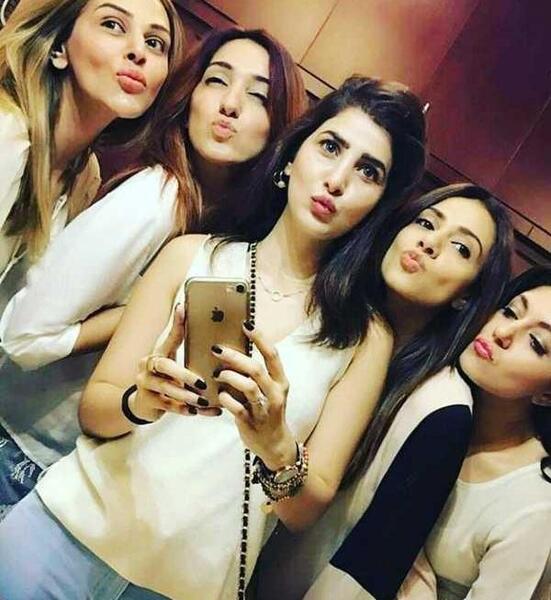 ژست عکس یه نفره دخترانه