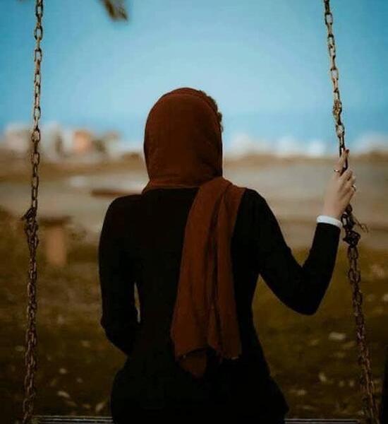 عکس دختر زیبا در حال تاب بازی