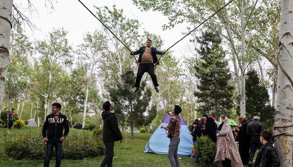 عکس دختر زیبا در حال تاب بازی