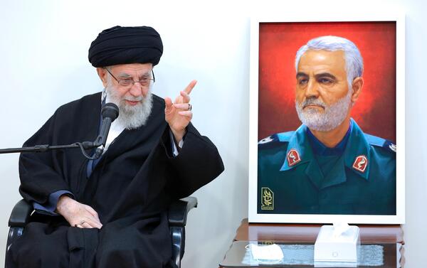 عکس شهید سلیمانی شجاعت و مقاومت