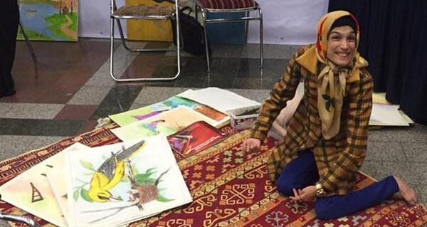عکس نقاشی دختر روی صندلی